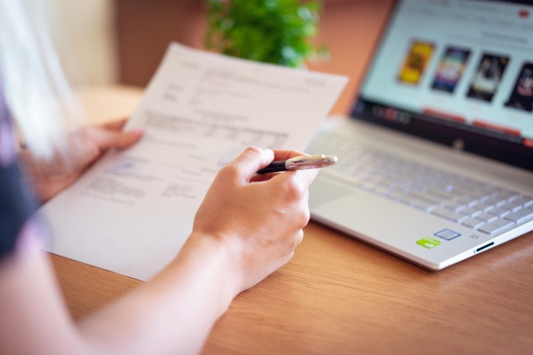 Arraigo social por familiar de miembro de la UE: el nuevo requisito económico en 2025